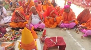 केवटी रनवे: रनवे गांव में बाबा रामेश्वरनाथ मंदिर परिसर में महारुद्र यज्ञ हुआ शुभारंभ