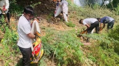 चरखी दादरी: मन की बात कार्यक्रम में PM से बात करने वाले हीलिंग हिमालय संस्थापक प्रदीप सांगवान ने झोझू कलां में चलाया स्वच्छता अभियान