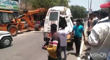 हापुड़: गढ़ रोड पर नवीन मंडी के सामने ऐम्बुलेंस को जेसीबी ने मारी टक्कर, बाल-बाल बचा ऐम्बुलेंस चालक व नर्सिंग स्टाफ