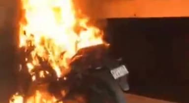 मुज़फ्फरनगर: नगर कोतवाली क्षेत्र के रामपुरी में खड़ी हुई मोटरसाइकिल में ब्लास्ट होते ही लगी भयंकर आग मचा हड़कंप