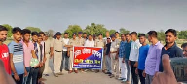 नबीनगर: नरारी कला खुर्द थाना पुलिस के द्वारा पुलिस-पब्लिक सद्भावना के तहत वॉलीबॉल मैच का किया गया आयोजन