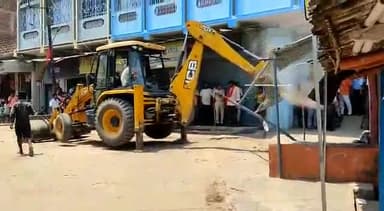 नबीनगर: न्यू एरिया नबीनगर में अतिक्रमणकारियों पर चला प्रशासन का बुलडोजर, सरकारी जमीन को कराया गया खाली