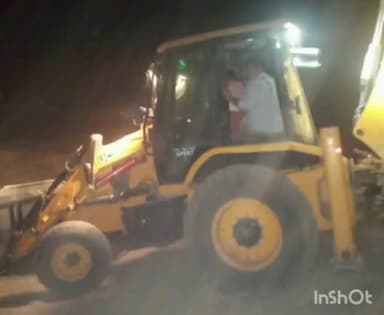 कसरावद: ग्राम चिचली में खनिज निरीक्षक ने दल के साथ रात में मुरम उत्खनन करते 1 जेसीबी 4 ट्रेक्टर पकड़े