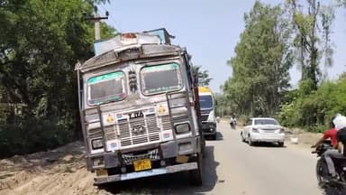 रायबरेली: मिल एरिया थाने के सामने ARTO विभाग द्वारा चालान किए ट्रक खड़े होने के कारण बन रही हादसे की आशंका