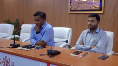 सासाराम: प्रभारी डीएम शेखर आनंद ने सासाराम के DRDA सभागार में विभिन्न विभागों के अधिकारियों के साथ की बैठक