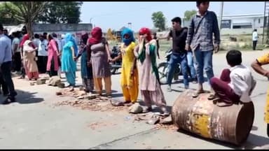 किशनगढ़ बास: किशनगढ़बास-खैरथल मार्ग पर दादरहेड़ा बसिया की ढाणी की महिलाओं ने पानी की किल्लत को लेकर जाम लगया