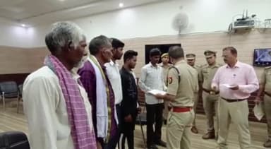 रायबरेली: रायबरेली मे पुलिस अधीक्षक द्वारा गंगा में डूबे युवकों की तलाश कर नदी से बाहर निकालने वाले गोताखोरों को किया पुरस्कृत