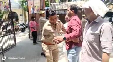 मेरठ: लखनऊ की घटना के बाद मेरठ कचहरी परिसर में चलाया गया चेकिंग अभियान, एक्स-रे मशीन के माध्यम से लोगों को किया गया चेक