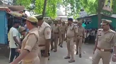 जौनपुर: हुसैनाबाद स्थित दीवानी न्यायालय परिसर में सीओ सिटी कुलदीप गुप्ता के नेतृत्व में चेकिंग अभियान चलाया गया