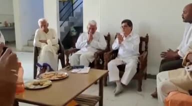 जौनपुर: हुसैनाबाद में वरिष्ठ कांग्रेसी नेता राकेश उपाध्याय के आवास पर संगठन की मजबूती को लेकर एक गोष्ठी का किया गया आयोजन