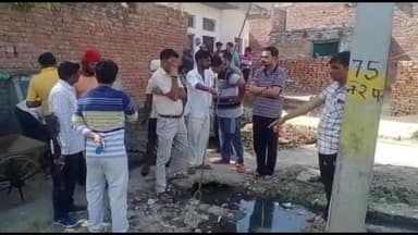 भोगांव: मोहल्ला भीमनगर में नालों की साफ-सफाई का भोगांव चेयरमैन प्रतिनिधि आशीष तिवारी ने किया निरीक्षण, दिए आवश्यक निर्देश