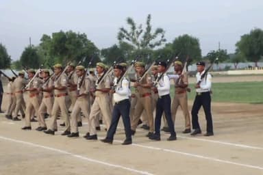 हाथरस: एसपी ने रिजर्व पुलिस लाइन में परेड का निरीक्षण कर ली सलामी, पुलिस लाइन का निरीक्षण कर दिए आवश्यक दिशा निर्देश