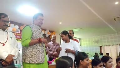 गोरखपुर: सर्किट हाउस गोरखपुर स्थित एनेक्सी भवन में सांसद रवि किशन ने 133 ANM को दिए नियुक्ति-पत्र