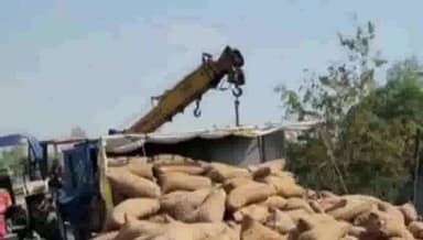 करनाल: मधुबन के समीप जीरे से लदी ट्रैक्टर ट्राली अनियंत्रित होकर पलटी, मौके पर पहुंची पुलिस