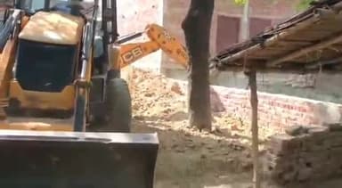 रायबरेली: खनुवा गांव में लेखपाल के हमले के बाद कप्तान के निर्देश पर तहसील प्रशासन ने अवैध अतिक्रमण पर चलाया बुलडोजर