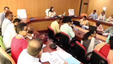 नरसिंहपुर: कलेक्टर सभाकक्ष में कलेक्टर ने स्वास्थ्य विभाग के कार्यों की समीक्षा की