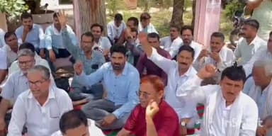 खाजूवाला: शिक्षकों को गैर शैक्षणिक कार्य एवं बीएलओ कार्य से मुक्त करने के लिए खाजूवाला उपखंड कार्यालय पर दिया गया धरना।