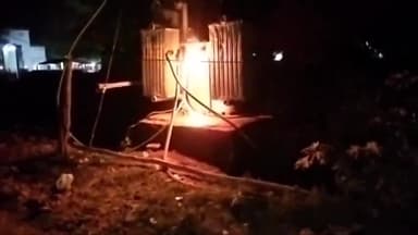 गोंडा: धानेपुर थाने के सामने रखा ट्रांसफॉर्मर की केबल में लगी आग, आपूर्ति प्रभावित