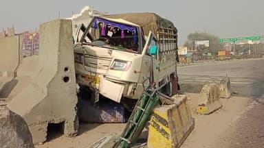 पानीपत: नांगल खेड़ी गांव के सामने डिवाइडर से टकराई माल से भरी टाटा ऐस गाड़ी, बाल-बाल बचे चालक व क्लीनर