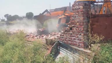 चरखी दादरी: डीटीपी ने दादरी के घिकाड़ा रोड़ पर की कार्रवाई, जेसीबी से गिराए अवैध निर्माण