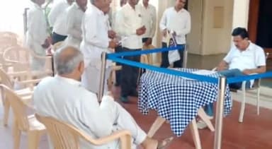 छोटीसादड़ी: मंत्री उदयलाल आंजना ने अपने निजी आवास केसुंदा में लोगों की सुनी जन समस्याएं