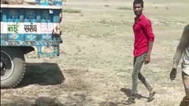 नईसराय: ग्राम पंचायत अमरोद सिंगराना में खेल मैदान की बाउंड्री का भरा पत्थर पंचायत की संपत्ति को नुकसान पहुंचा रहे हैं दबंग