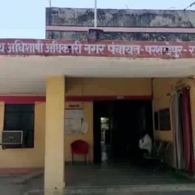 सलोन: नगर पंचायत परशदेपुर में आउट आफ सोर्सिंग के 14 कर्मचारियों को किया गया कार्यमुक्त, संतोष जनक नहीं था इनका कार्य