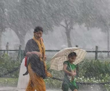 केरल में मानसून 7 दिन देरी से आया लेकिन एक ही दिन में किरण को पारकर कर्नाटक पहुंचा आज से उत्तरी राज्यों को छोड़ बाकी हिस्सों में फ्री मानसून भारत के आंसर केरल वासियों ने सुस्वागतम झमाझम बारिश का किया स्वागत