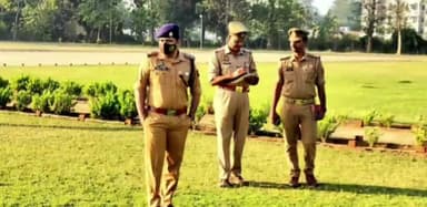 गोंडा: पुलिस लाइन में एसपी ने परेड का किया निरीक्षण, जवानों से दौड़ लगवाकर मानसिक व शारीरिक रूप से फिट रहने का दिया संदेश