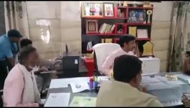 मोहनलालगंज: कई महीने से चार पानी का पैसा न आने से परेशान प्रधानों ने गोसाईगंज में बीडीओ निशांत रॉय से की शिकायत