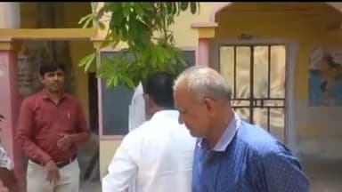 किशनगढ़ बास: खैरथल के ओएसडी डॉ ओमप्रकाश बैरवा ने नए अधिकारियों के कार्यालय हेतु श्री लक्ष्मी नारायण मंदिर में भवन का निरीक्षण किया