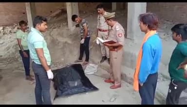 हाथरस: तालाब चौराहे के पास निर्माणाधीन तालाब में एक व्यक्ति का शव पड़ा मिलने से इलाके में फैली सनसनी, जांच में जुटी पुलिस