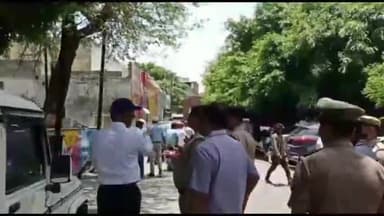 मुरादाबाद: लखनऊ कोर्ट में हुई हिस्ट्रीशीटर की हत्या के बाद अधिकारियों ने मुरादाबाद कोर्ट के एंट्री गेट में जांची सुरक्षा व्यवस्था