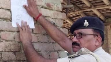 बोखड़ा: भेटुआ गांव में नानपुर पुलिस ने अपहरण मामले में फरार चल रहे आरोपित के घर पर चिपकाया कोर्ट से जारी इश्तेहार