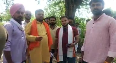 अलवर: अलवर भाजपा युवा मोर्चा द्वारा भर्ती परीक्षाओं के पेपर लीक मामले को लेकर मिनी सचिवालय में जिला कलेक्टर को सौंपा ज्ञापन