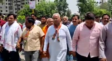 अलवर: भवानी तोप सर्किल से भारतीय जनता युवा मोर्चा ने  रैली निकालकर मिनी सचिवालय में पेपर लीक मामले को लेकर डीएम कोसौंपा ज्ञापन