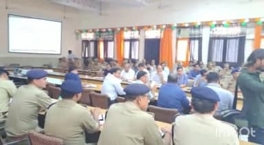 मुज़फ्फरनगर: जिला पंचायत सभागार में डीएम और एसएसपी ने कांवड़ यात्रा को सुरक्षित और सकुशल संपन्न कराने के लिए मीटिंग की।