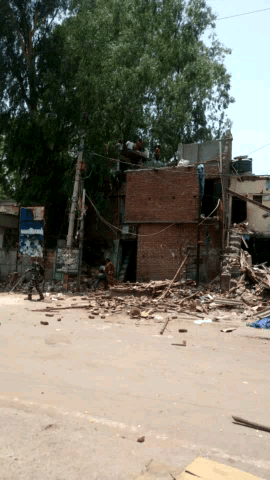 दिल्ली में श्रीनिवासपुरी में स्थित जेजे कालोनी में चलाया गया बुल्डोजर लोग खुले में रहने को मजबूर. #shriniwaspuri #dilli