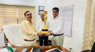 अमरोहा: कलेक्ट्रेट कार्यालय में किसान सहकारी चीनी मिल गजरौला को चीनी परता अवार्ड देकर जिलाधिकारी ने किया सम्मानित