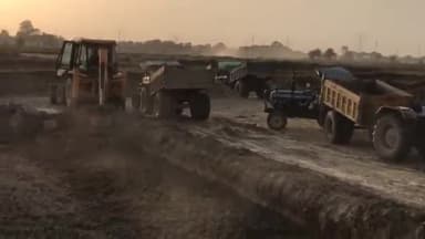 मुगलसराय: खजूर गांव के समीप मन्नापुर में धड़ल्ले से हो रहा है अवैध मिट्टी खनन कारोबार, वीडियो सोशल मीडिया पर हो रहा वायरल