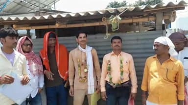 बेगूसराय: सदर प्रखंड में कॉपरेटिव सोसाइटी के चुनाव में राजवाड़ा एवं बीहट पैक्स अध्यक्ष सब्जी का माला पहनकर वोट देने पहुंचे