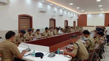 गोरखपुर: पुलिस लाइन में वरिष्ठ पुलिस अधीक्षक ने अपराध को लेकर की समीक्षा बैठक, अधिकारियों को दिए आवश्यक निर्देश
