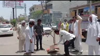 चरखी दादरी: APR के आधार पर मुआवजा देने की मांग को लेकर दादरी में धरना दे रहे भाकियू पदाधिकारियों ने बाढ़ड़ा विधायक का जलाया पुतला