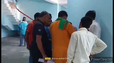 कहरा: विकास भवन में मतगणना अभिकर्ता हेतु पास बनाने के लिए प्रत्याशियों की जुटी भीड़,रविवार को 8 बजे सुबह से मतगणना होगा शुरू