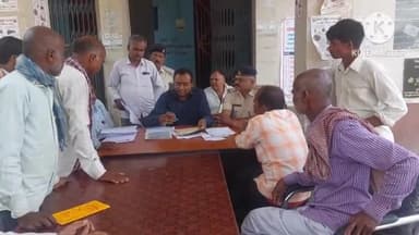 कुरसाकांटा: CO ने भूमि विवाद संबंधी मामलों के निपटारे को लेकर कुर्साकांटा थाना परिसर में लगाया जनता दरबार, दो मामलों का हुआ निष्पादन