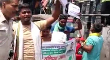 धनबाद/केंदुआडीह: झारखंड सरकार के सरकारी नौकरी को लेकर के 60- 40 नियोजन नीति के तहत धनबाद बंद श्रमिक चौक में धरने पर बैठे छात्र