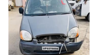 मुगलसराय: अग्रवाल पेट्रोल पंप स्थित कैलाशपुरी मॉडल शॉप के समीप सेंट्रो कार व मैजिक में हुई टक्कर मामला पहुचा मुग़लसराय कोतवाली