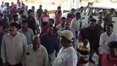 रतलाम नगर: रतलाममें जैएस नेताओं की मनमानी के चलते जिला खाद्य बीज एसोसिएशन द्वारा जिला कलेक्टर का नाम राजस्व अधिकारी को दिया ज्ञापन