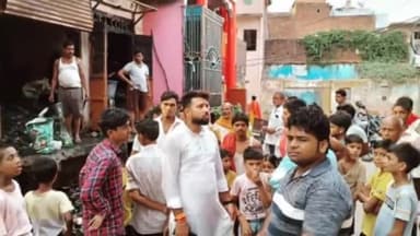 हिलसा: बिहारी रोड स्थित दो दुकानों में आग लगने के बाद जायजा लेने पहुंचे हिलसा नगर मंडल के भाजपा कार्यकर्ता, उठाई मुआवजे की मांग