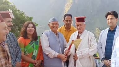 चकराता: पूर्व मुख्यमंत्री भगत सिंह कोश्यारी ने फिडिज गांव का किया दौरा, किसानों से किया संवाद